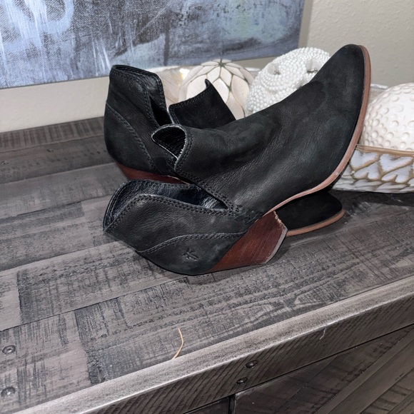 Frye Reina Cutout Booties in black leather SZ 6 - Picture 2 of 9